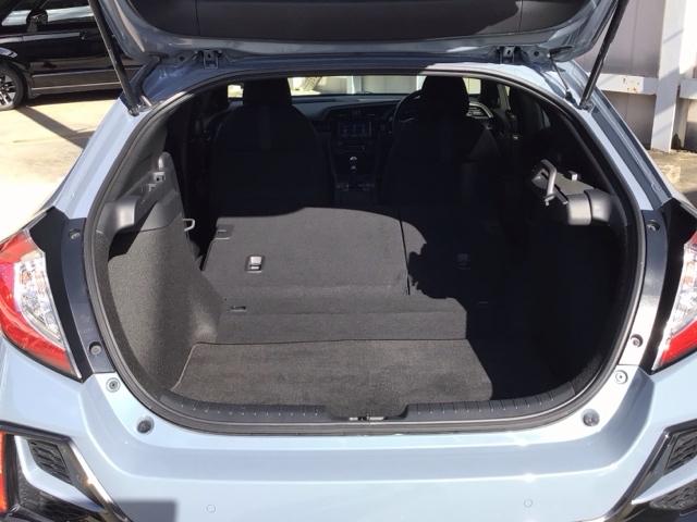 シビック ハッチバック　ＬＥＤ・フルセグ・メモリナビ・バックカメラ・純正ＡＷ・シートヒーター・ＥＴＣ　追突軽減ブレーキ　盗難防止装置　Ｂモニター　横滑防止　シートヒーター付き　ＬＥＤライト　フルセグＴＶ　スマートキー　ＡＡＣ（26枚目）