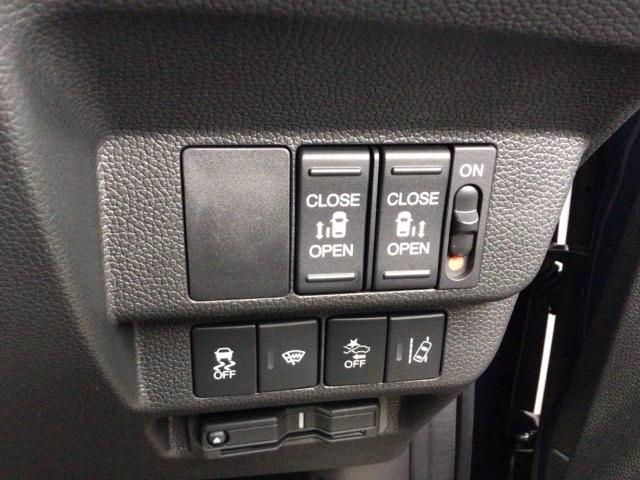 フリード＋ クロスターブラックスタイル　デモカーＵＰ・ＬＥＤ・フルセグ・メモリナビ・純正ＡＷ・シートヒーター　サイドエアバック　地デジフルセグ　ＤＶＤ　前後誤発進抑制　両側電動スライドドア　バックカメラ　助手席エアバッグ　フルオートエアコン（11枚目）