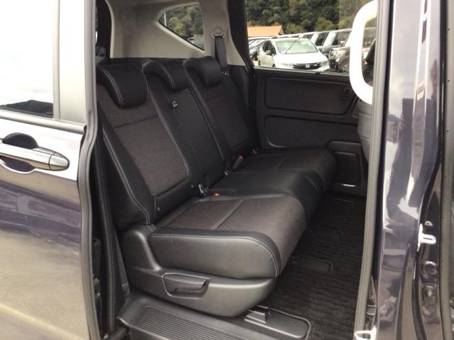 フリード＋ クロスターブラックスタイル　デモカーＵＰ・ＬＥＤ・フルセグ・メモリナビ・純正ＡＷ・シートヒーター　サイドエアバック　地デジフルセグ　ＤＶＤ　前後誤発進抑制　両側電動スライドドア　バックカメラ　助手席エアバッグ　フルオートエアコン（14枚目）