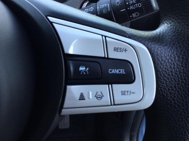 フィット ｅ：ＨＥＶネス　ＬＥＤ・オーディオレス・純正ＡＷ・スマートキー・ＥＣＯスイッチ・パーキングブレーキ　衝突軽減　パーキングセンサー　サイドカーテンエアバック　オートエアコン　スマキー　エアバッグ　ＥＴＣ　ＶＳＡ　イモビ（6枚目）