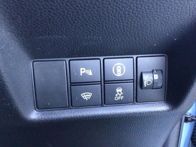 フィット ｅ：ＨＥＶネス　ＬＥＤ・オーディオレス・純正ＡＷ・スマートキー・ＥＣＯスイッチ・パーキングブレーキ　衝突軽減　パーキングセンサー　サイドカーテンエアバック　オートエアコン　スマキー　エアバッグ　ＥＴＣ　ＶＳＡ　イモビ（8枚目）