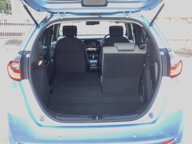 フィット ｅ：ＨＥＶネス　ＬＥＤ・オーディオレス・純正ＡＷ・スマートキー・ＥＣＯスイッチ・パーキングブレーキ　衝突軽減　パーキングセンサー　サイドカーテンエアバック　オートエアコン　スマキー　エアバッグ　ＥＴＣ　ＶＳＡ　イモビ（13枚目）