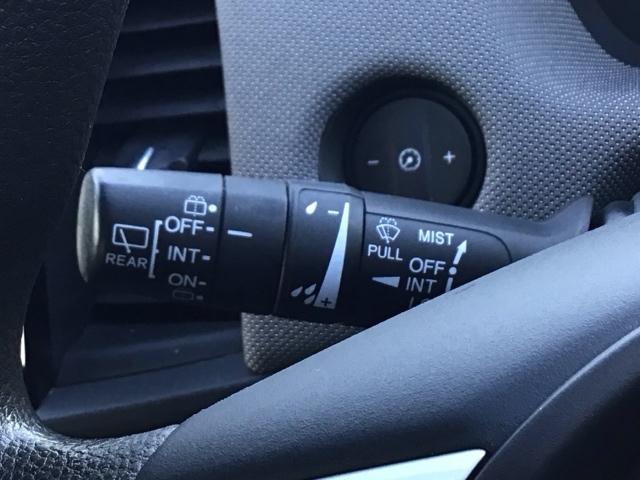 フィット ｅ：ＨＥＶネス　ＬＥＤ・オーディオレス・純正ＡＷ・スマートキー・ＥＣＯスイッチ・パーキングブレーキ　衝突軽減　パーキングセンサー　サイドカーテンエアバック　オートエアコン　スマキー　エアバッグ　ＥＴＣ　ＶＳＡ　イモビ（28枚目）