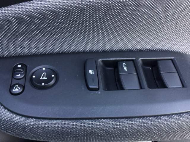 フィット ｅ：ＨＥＶネス　ＬＥＤ・オーディオレス・純正ＡＷ・スマートキー・ＥＣＯスイッチ・パーキングブレーキ　衝突軽減　パーキングセンサー　サイドカーテンエアバック　オートエアコン　スマキー　エアバッグ　ＥＴＣ　ＶＳＡ　イモビ（29枚目）