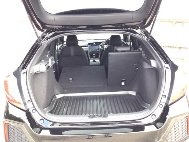 シビック ハッチバック　ＬＥＤ・フルセグ・メモリナビ・バックカメラ・純正ＡＷ・シートヒーター・ＥＴＣ　追突軽減ブレーキ　盗難防止装置　Ｂモニター　横滑防止　シートヒーター付き　ＬＥＤライト　フルセグＴＶ　スマートキー　ＡＡＣ（13枚目）