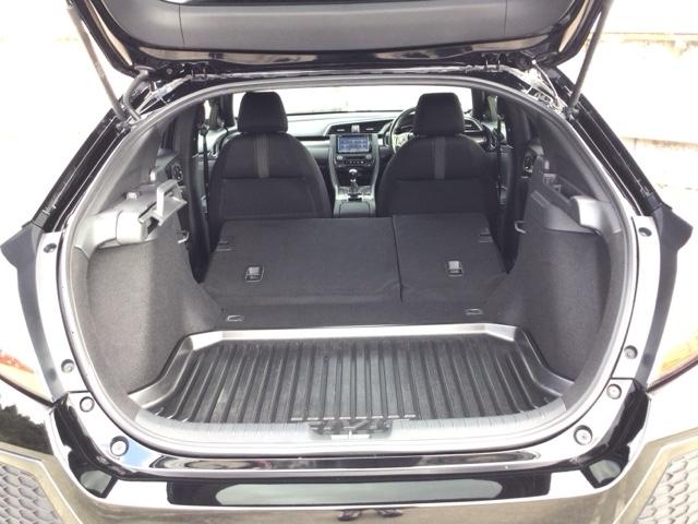 シビック ハッチバック　ＬＥＤ・フルセグ・メモリナビ・バックカメラ・純正ＡＷ・シートヒーター・ＥＴＣ　追突軽減ブレーキ　盗難防止装置　Ｂモニター　横滑防止　シートヒーター付き　ＬＥＤライト　フルセグＴＶ　スマートキー　ＡＡＣ（25枚目）