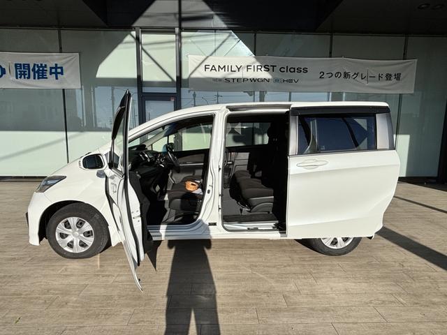 フリード Gジャストセレクション 社外フルセグNAVI・ETC・HIDヘッドライト Bモニター スマトキー 地上デジタルTV 助手席エアバッグ AUTOエアコン パワステ ナビTV 両側スライド片側電動 運転席エアバッグ PW ABS(9枚目)