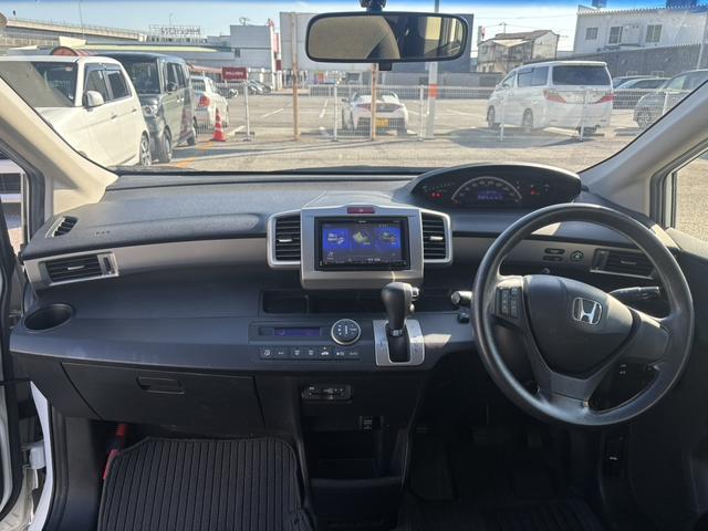 フリード Gジャストセレクション 社外フルセグNAVI・ETC・HIDヘッドライト Bモニター スマトキー 地上デジタルTV 助手席エアバッグ AUTOエアコン パワステ ナビTV 両側スライド片側電動 運転席エアバッグ PW ABS(10枚目)