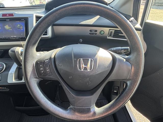 フリード Gジャストセレクション 社外フルセグNAVI・ETC・HIDヘッドライト Bモニター スマトキー 地上デジタルTV 助手席エアバッグ AUTOエアコン パワステ ナビTV 両側スライド片側電動 運転席エアバッグ PW ABS(11枚目)