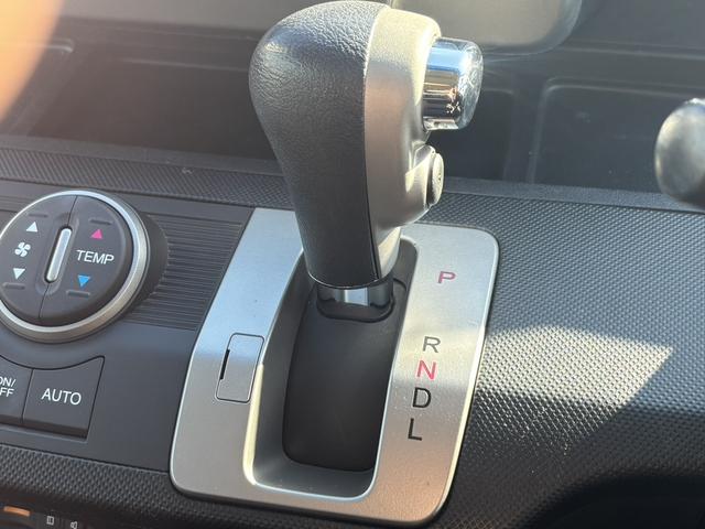 フリード Gジャストセレクション 社外フルセグNAVI・ETC・HIDヘッドライト Bモニター スマトキー 地上デジタルTV 助手席エアバッグ AUTOエアコン パワステ ナビTV 両側スライド片側電動 運転席エアバッグ PW ABS(15枚目)