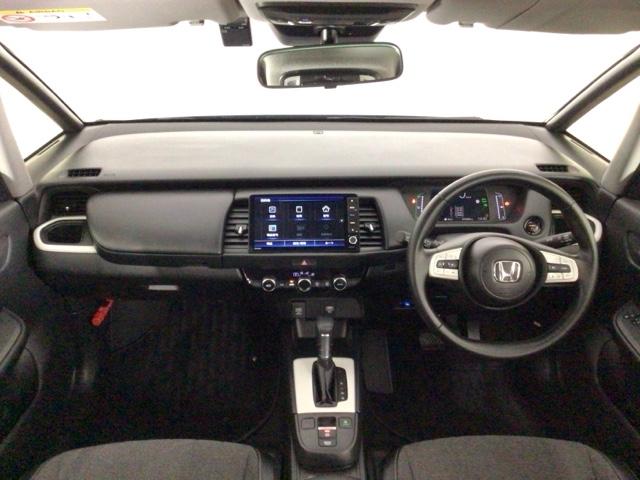 フィット ｅ：ＨＥＶホーム　レンタＵＰ・フルセグ・メモリナビ・バックカメラ・ホンダＣＯＮＮＥＣＴ・ＥＴＣ　前後誤発進抑制機能　クリソナ　助手席エアバッグ　運転席エアバッグ　アイドリングストップ　ＬＥＤライト　ＵＳＢ接続　ＡＢＳ（4枚目）