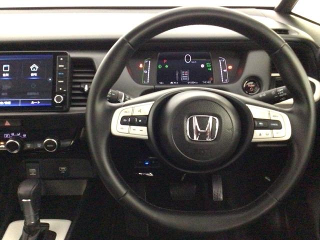 フィット ｅ：ＨＥＶホーム　レンタＵＰ・フルセグ・メモリナビ・バックカメラ・ホンダＣＯＮＮＥＣＴ・ＥＴＣ　前後誤発進抑制機能　クリソナ　助手席エアバッグ　運転席エアバッグ　アイドリングストップ　ＬＥＤライト　ＵＳＢ接続　ＡＢＳ（11枚目）