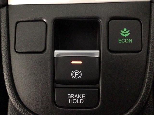 フィット ｅ：ＨＥＶホーム　レンタＵＰ・フルセグ・メモリナビ・バックカメラ・ホンダＣＯＮＮＥＣＴ・ＥＴＣ　前後誤発進抑制機能　クリソナ　助手席エアバッグ　運転席エアバッグ　アイドリングストップ　ＬＥＤライト　ＵＳＢ接続　ＡＢＳ（30枚目）