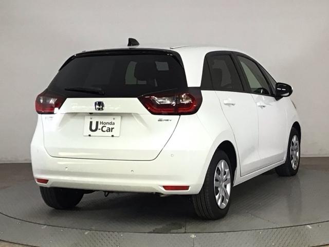 フィット ｅ：ＨＥＶホーム　レンタＵＰ・ＬＥＤ・ディスプレイオーディオ・バックカメラ・ホンダＣＯＮＮＥＣＴ　前後誤発進抑制機能　クリソナ　助手席エアバッグ　運転席エアバッグ　ＬＥＤライト　ＵＳＢ接続　ＡＢＳ　サイドエアバッグ（2枚目）
