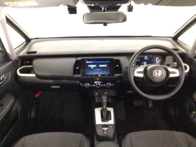 フィット ｅ：ＨＥＶホーム　レンタＵＰ・ＬＥＤ・ディスプレイオーディオ・バックカメラ・ホンダＣＯＮＮＥＣＴ　前後誤発進抑制機能　クリソナ　助手席エアバッグ　運転席エアバッグ　ＬＥＤライト　ＵＳＢ接続　ＡＢＳ　サイドエアバッグ（4枚目）