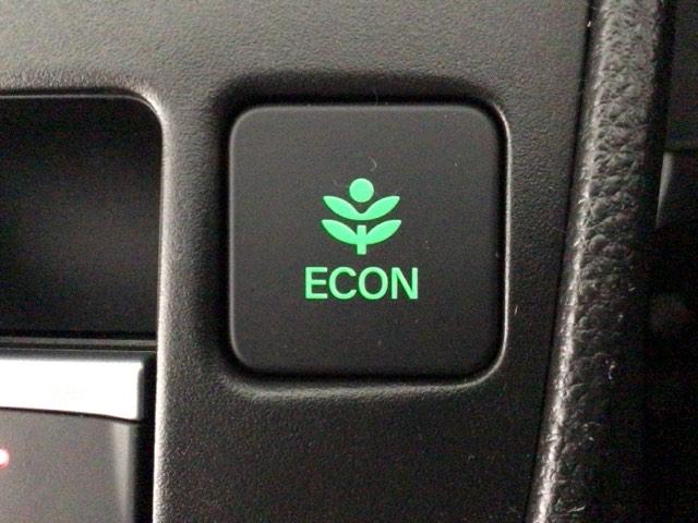 フィット ｅ：ＨＥＶホーム　レンタＵＰ・ＬＥＤ・ディスプレイオーディオ・バックカメラ・ホンダＣＯＮＮＥＣＴ　前後誤発進抑制機能　クリソナ　助手席エアバッグ　運転席エアバッグ　ＬＥＤライト　ＵＳＢ接続　ＡＢＳ　サイドエアバッグ（8枚目）