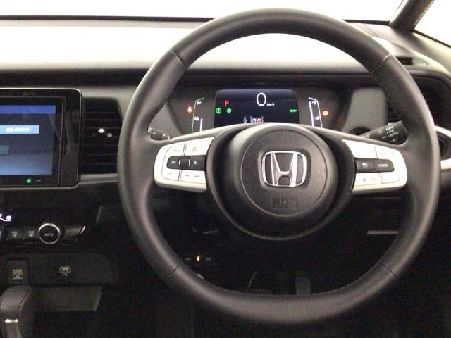 フィット ｅ：ＨＥＶホーム　レンタＵＰ・ＬＥＤ・ディスプレイオーディオ・バックカメラ・ホンダＣＯＮＮＥＣＴ　前後誤発進抑制機能　クリソナ　助手席エアバッグ　運転席エアバッグ　ＬＥＤライト　ＵＳＢ接続　ＡＢＳ　サイドエアバッグ（9枚目）