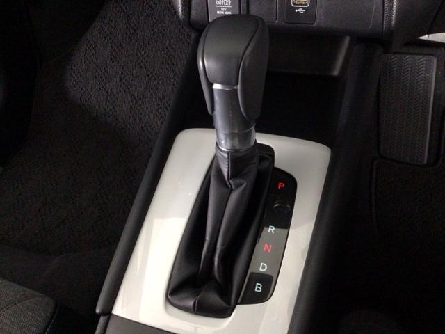 フィット ｅ：ＨＥＶホーム　レンタＵＰ・ＬＥＤ・ディスプレイオーディオ・バックカメラ・ホンダＣＯＮＮＥＣＴ　前後誤発進抑制機能　クリソナ　助手席エアバッグ　運転席エアバッグ　ＬＥＤライト　ＵＳＢ接続　ＡＢＳ　サイドエアバッグ（16枚目）