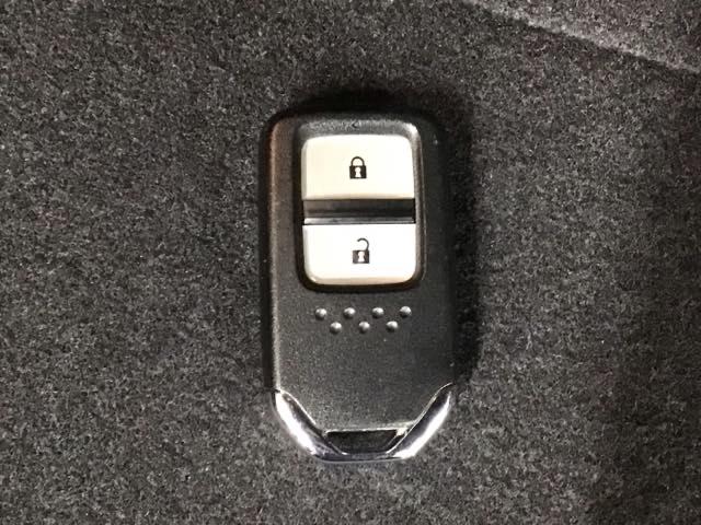 フィット ｅ：ＨＥＶホーム　レンタＵＰ・ＬＥＤ・ディスプレイオーディオ・バックカメラ・ホンダＣＯＮＮＥＣＴ　前後誤発進抑制機能　クリソナ　助手席エアバッグ　運転席エアバッグ　ＬＥＤライト　ＵＳＢ接続　ＡＢＳ　サイドエアバッグ（30枚目）