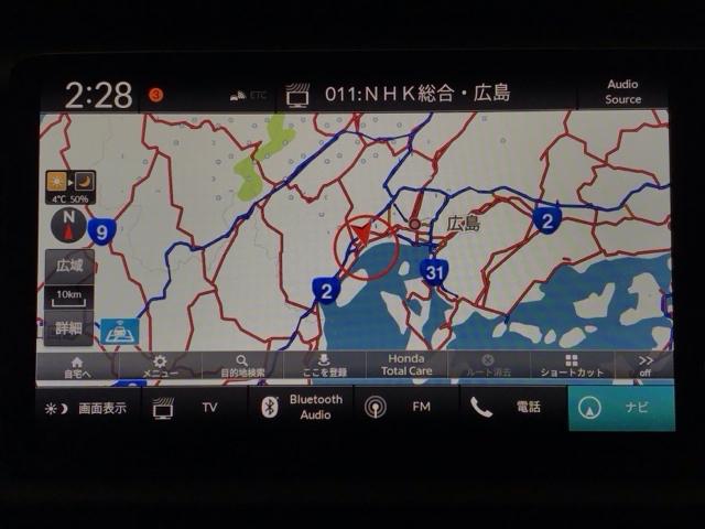 フィット ｅ：ＨＥＶホーム　レンタＵＰ・ＬＥＤ・ホンダＣＯＮＮＥＣＴ・メモリナビ・バックカメラ・ＥＴＣ　前後誤発進抑制機能　クリソナ　助手席エアバッグ　運転席エアバッグ　ＬＥＤライト　ＵＳＢ接続　ＡＢＳ　サイドエアバッグ　ＶＳＡ（5枚目）