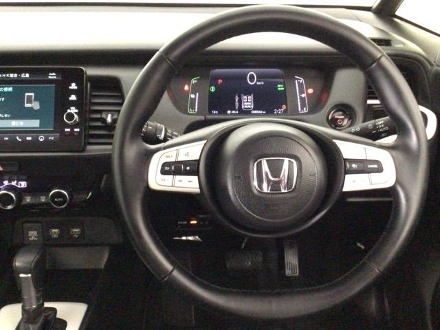 フィット ｅ：ＨＥＶホーム　レンタＵＰ・ＬＥＤ・ホンダＣＯＮＮＥＣＴ・メモリナビ・バックカメラ・ＥＴＣ　前後誤発進抑制機能　クリソナ　助手席エアバッグ　運転席エアバッグ　ＬＥＤライト　ＵＳＢ接続　ＡＢＳ　サイドエアバッグ　ＶＳＡ（10枚目）