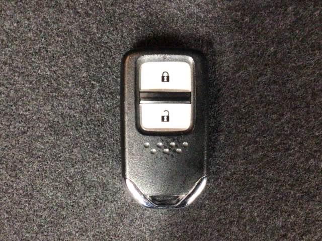 フィット ｅ：ＨＥＶホーム　レンタＵＰ・ＬＥＤ・ホンダＣＯＮＮＥＣＴ・メモリナビ・バックカメラ・ＥＴＣ　前後誤発進抑制機能　クリソナ　助手席エアバッグ　運転席エアバッグ　ＬＥＤライト　ＵＳＢ接続　ＡＢＳ　サイドエアバッグ　ＶＳＡ（30枚目）