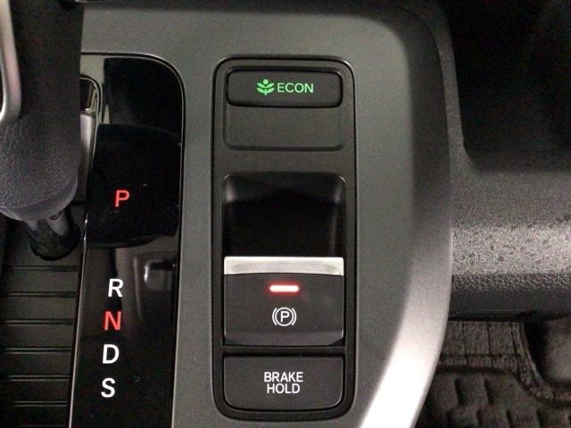 �w��̑���Ńp�[�L���O�u���[�L�́u�쓮�Ɖ����v���s�����Ƃ��ł��鑕���B�u���[�L�y�_�����瑫�𗣂��Ă���~�������Ă����I�[�g�u���[�L�z�[���h�@�\�B�M���҂��Ȃǂ̍ۂɂ͕֗��B�d�b�n�^�]�Œ�R��s��