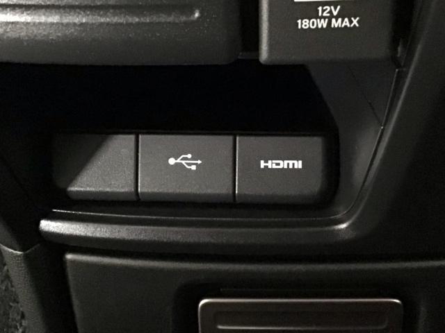 �g�c�l�h�|�[�g�A�t�r�a�|�[�g����������Ă���܂��B�g�c�l�h�|�[�g�𑼂̋@��ƌq���邱�Ƃɂ���āA���j�^�[�։f���𗬂����Ƃ��ł��܂��B