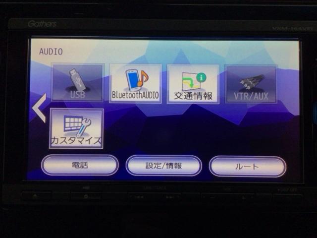 フィットハイブリッド Ｓパッケージ　ＬＥＤ・フルセグ・メモリナビ・ＤＶＤ・バックカメラ・純正ＡＷ・ＥＴＣ　サイドエアバック　リアカメラ　ＶＳＡ　クルコン　地デジＴＶ　イモビライザー　パワーウィンドウ　スマキー　ＤＶＤ再生　ナビＴＶ（7枚目）