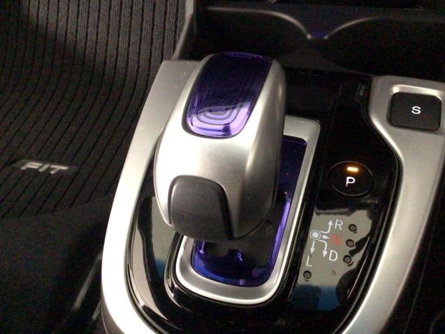 フィットハイブリッド Ｓパッケージ　ＬＥＤ・フルセグ・メモリナビ・ＤＶＤ・バックカメラ・純正ＡＷ・ＥＴＣ　サイドエアバック　リアカメラ　ＶＳＡ　クルコン　地デジＴＶ　イモビライザー　パワーウィンドウ　スマキー　ＤＶＤ再生　ナビＴＶ（21枚目）