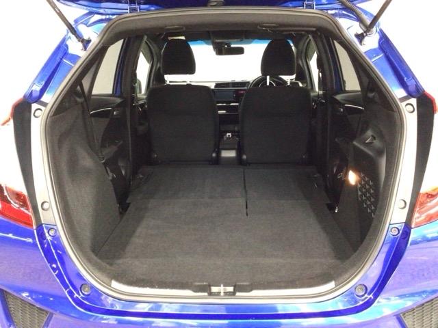 フィットハイブリッド Ｓパッケージ　ＬＥＤ・フルセグ・メモリナビ・ＤＶＤ・バックカメラ・純正ＡＷ・ＥＴＣ　サイドエアバック　リアカメラ　ＶＳＡ　クルコン　地デジＴＶ　イモビライザー　パワーウィンドウ　スマキー　ＤＶＤ再生　ナビＴＶ（40枚目）