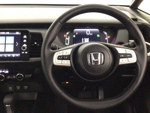 フィット ｅ：ＨＥＶホーム　レンタＵＰ・ＬＥＤ・フルセグ・メモリナビ・バックカメラ・ホンダＣＯＮＮＥＣＴ　前後誤発進抑制機能　クリソナ　助手席エアバッグ　運転席エアバッグ　ＬＥＤライト　ＵＳＢ接続　ＡＢＳ　サイドエアバッグ（10枚目）
