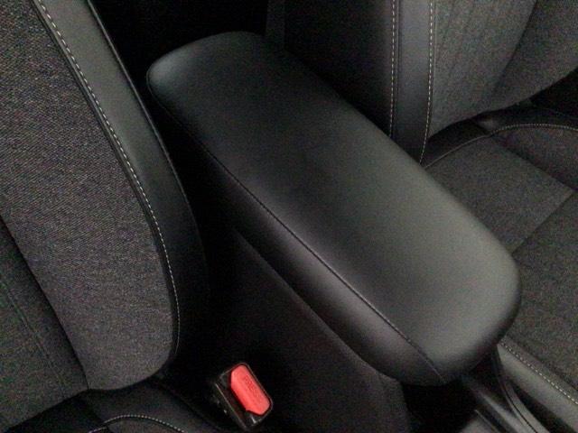 フィット ｅ：ＨＥＶホーム　レンタＵＰ・ＬＥＤ・フルセグ・メモリナビ・バックカメラ・ホンダＣＯＮＮＥＣＴ　前後誤発進抑制機能　クリソナ　助手席エアバッグ　運転席エアバッグ　ＬＥＤライト　ＵＳＢ接続　ＡＢＳ　サイドエアバッグ（35枚目）