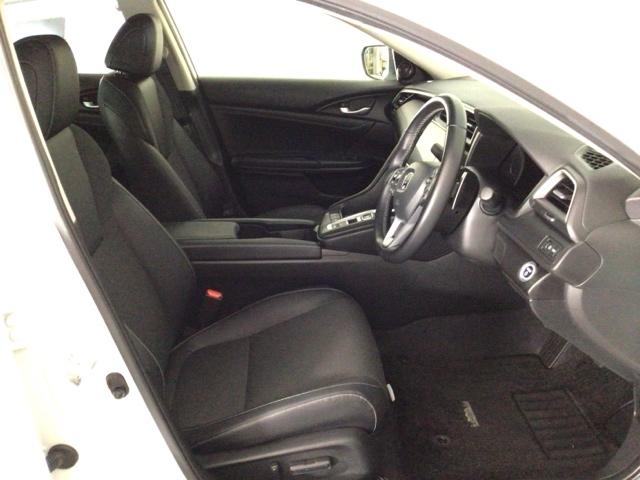 �y�O�ȁz�̂��ݍ��ނ悤�Ȍ`��Ńz�[���h���̂���t�����g�V�[�g�B��������Ǝx���Ă����̂Œ����Ԃ̉^�]�����K�ɃT�|�[�g���Ă���܂��B������񑫌���������肵�Ă܂��̂ł����났���������܂���