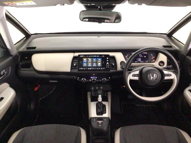 フィット ホーム２０周年特別仕様車メゾン　ＬＥＤ・ホンダＣＯＮＮＥＣＴ・メモリナビ・バックカメラ・シートヒーター・ＥＴＣ　Ｒカメ　セキュリティーアラーム　スマートキーシステム　ＬＥＤヘッドランプ　フルセグ　衝突被害軽減システム　ＵＳＢ接続（4枚目）