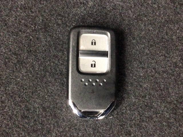 フィット ホーム２０周年特別仕様車メゾン　ＬＥＤ・ホンダＣＯＮＮＥＣＴ・メモリナビ・バックカメラ・シートヒーター・ＥＴＣ　Ｒカメ　セキュリティーアラーム　スマートキーシステム　ＬＥＤヘッドランプ　フルセグ　衝突被害軽減システム　ＵＳＢ接続（31枚目）