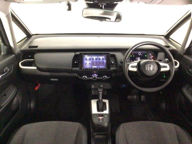 フィット ｅ：ＨＥＶホーム　ＬＥＤ・フルセグ・メモリナビ・バックカメラ・純正ＡＷ・ホンダＣＯＮＮＥＣＴ　前後誤発進抑制機能　クリソナ　助手席エアバッグ　運転席エアバッグ　ＬＥＤライト　ＵＳＢ接続　ＡＢＳ　サイドエアバッグ　ＶＳＡ（4枚目）