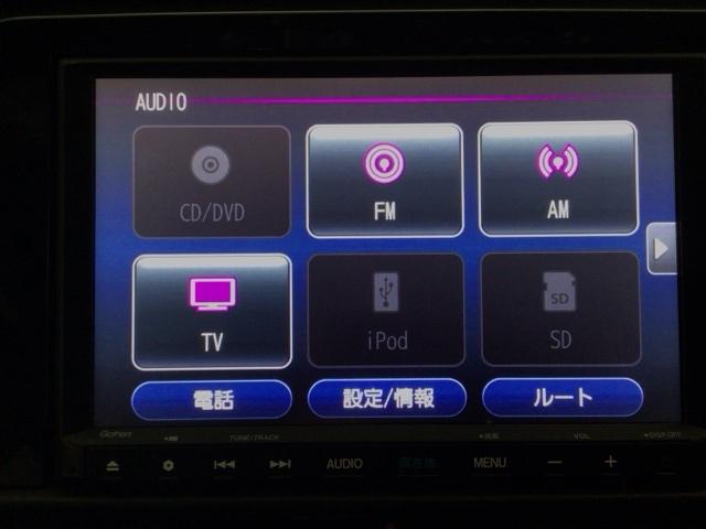 フィット ｅ：ＨＥＶホーム　ＬＥＤ・フルセグ・メモリナビ・バックカメラ・純正ＡＷ・ホンダＣＯＮＮＥＣＴ　前後誤発進抑制機能　クリソナ　助手席エアバッグ　運転席エアバッグ　ＬＥＤライト　ＵＳＢ接続　ＡＢＳ　サイドエアバッグ　ＶＳＡ（6枚目）