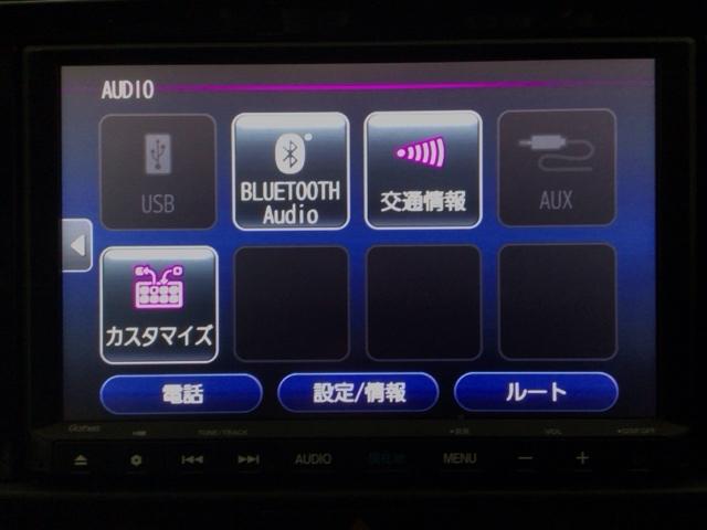 フィット ｅ：ＨＥＶホーム　ＬＥＤ・フルセグ・メモリナビ・バックカメラ・純正ＡＷ・ホンダＣＯＮＮＥＣＴ　前後誤発進抑制機能　クリソナ　助手席エアバッグ　運転席エアバッグ　ＬＥＤライト　ＵＳＢ接続　ＡＢＳ　サイドエアバッグ　ＶＳＡ（7枚目）