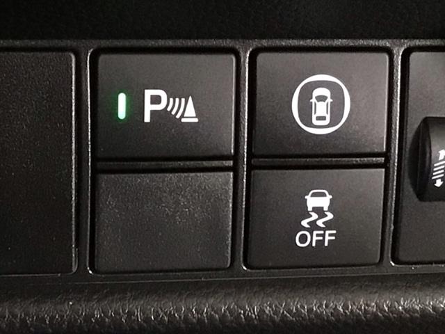 フィット ｅ：ＨＥＶホーム　ＬＥＤ・フルセグ・メモリナビ・バックカメラ・純正ＡＷ・ホンダＣＯＮＮＥＣＴ　前後誤発進抑制機能　クリソナ　助手席エアバッグ　運転席エアバッグ　ＬＥＤライト　ＵＳＢ接続　ＡＢＳ　サイドエアバッグ　ＶＳＡ（10枚目）