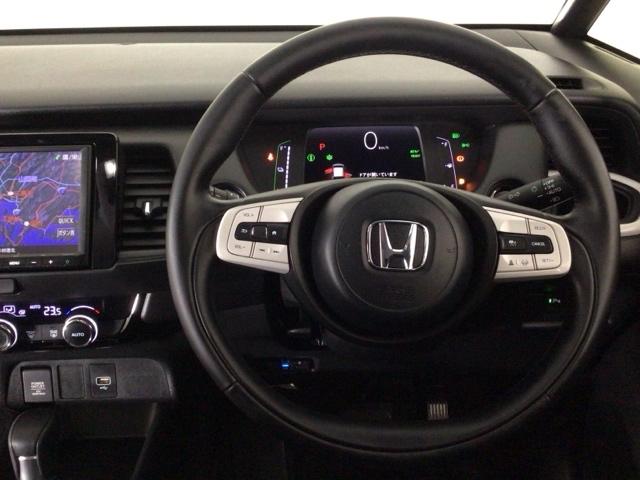 フィット ｅ：ＨＥＶホーム　ＬＥＤ・フルセグ・メモリナビ・バックカメラ・純正ＡＷ・ホンダＣＯＮＮＥＣＴ　前後誤発進抑制機能　クリソナ　助手席エアバッグ　運転席エアバッグ　ＬＥＤライト　ＵＳＢ接続　ＡＢＳ　サイドエアバッグ　ＶＳＡ（12枚目）