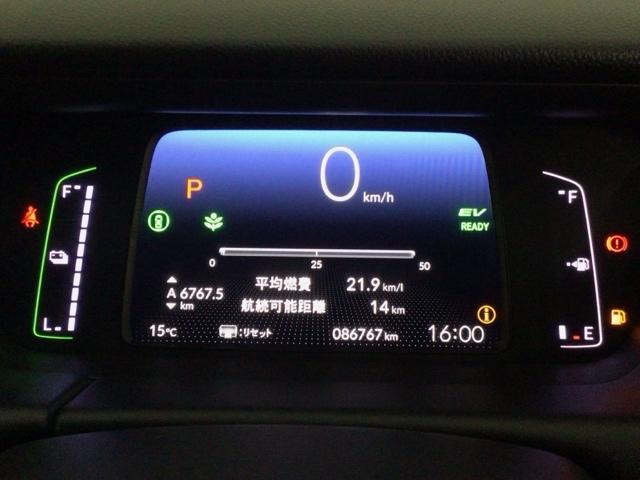 フィット ｅ：ＨＥＶホーム　ＬＥＤ・フルセグ・メモリナビ・バックカメラ・純正ＡＷ・ホンダＣＯＮＮＥＣＴ　前後誤発進抑制機能　クリソナ　助手席エアバッグ　運転席エアバッグ　ＬＥＤライト　ＵＳＢ接続　ＡＢＳ　サイドエアバッグ　ＶＳＡ（13枚目）