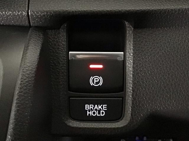 �w��̑���Ńp�[�L���O�u���[�L�́u�쓮�Ɖ����v���s�����Ƃ��ł��鑕���B�u���[�L�y�_�����瑫�𗣂��Ă���~�������Ă����I�[�g�u���[�L�z�[���h�@�\�B�M���҂��Ȃǂ̍ۂɂ͕֗��B�d�b�n�^�]�Œ�R��s��