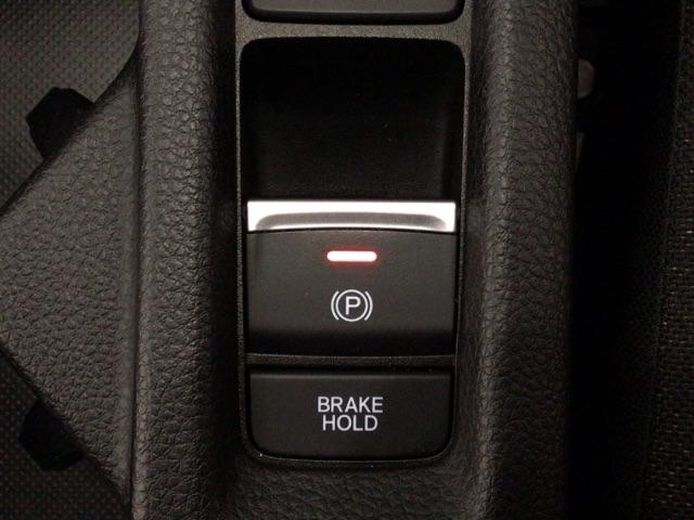 �w��̑���Ńp�[�L���O�u���[�L�́u�쓮�Ɖ����v���s�����Ƃ��ł��鑕���B�u���[�L�y�_�����瑫�𗣂��Ă���~�������Ă����I�[�g�u���[�L�z�[���h�@�\�B�M���҂��Ȃǂ̍ۂɂ͕֗��B�d�b�n�^�]�Œ�R��s��