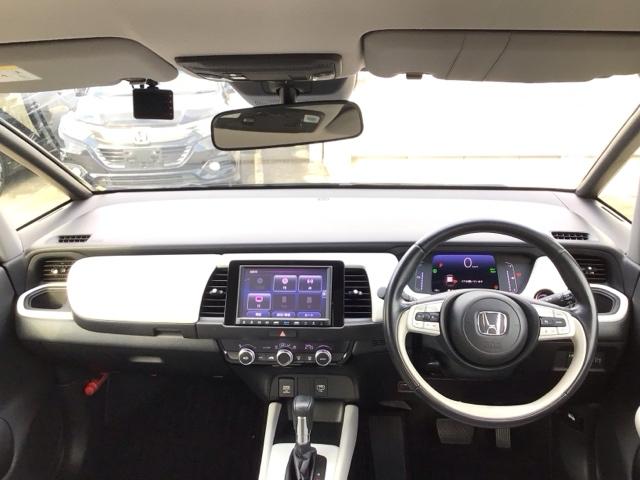 フィット ｅ：ＨＥＶホーム　ＬＥＤ・フルセグ・メモリナビ・バックカメラ・社外ＡＷ・ホンダＣＯＮＮＥＣＴ　前後誤発進抑制機能　クリソナ　助手席エアバッグ　運転席エアバッグ　ＬＥＤライト　ＵＳＢ接続　ＡＢＳ　サイドエアバッグ　ＶＳＡ（4枚目）