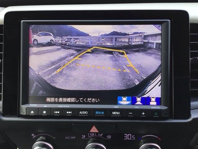 フィット ｅ：ＨＥＶホーム　ＬＥＤ・フルセグ・メモリナビ・バックカメラ・社外ＡＷ・ホンダＣＯＮＮＥＣＴ　前後誤発進抑制機能　クリソナ　助手席エアバッグ　運転席エアバッグ　ＬＥＤライト　ＵＳＢ接続　ＡＢＳ　サイドエアバッグ　ＶＳＡ（6枚目）