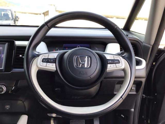 フィット ｅ：ＨＥＶホーム　ＬＥＤ・フルセグ・メモリナビ・バックカメラ・社外ＡＷ・ホンダＣＯＮＮＥＣＴ　前後誤発進抑制機能　クリソナ　助手席エアバッグ　運転席エアバッグ　ＬＥＤライト　ＵＳＢ接続　ＡＢＳ　サイドエアバッグ　ＶＳＡ（8枚目）