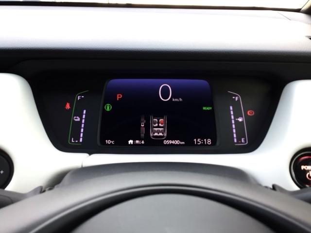 フィット ｅ：ＨＥＶホーム　ＬＥＤ・フルセグ・メモリナビ・バックカメラ・社外ＡＷ・ホンダＣＯＮＮＥＣＴ　前後誤発進抑制機能　クリソナ　助手席エアバッグ　運転席エアバッグ　ＬＥＤライト　ＵＳＢ接続　ＡＢＳ　サイドエアバッグ　ＶＳＡ（9枚目）