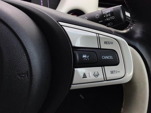 フィット ｅ：ＨＥＶホーム　ＬＥＤ・フルセグ・メモリナビ・バックカメラ・社外ＡＷ・ホンダＣＯＮＮＥＣＴ　前後誤発進抑制機能　クリソナ　助手席エアバッグ　運転席エアバッグ　ＬＥＤライト　ＵＳＢ接続　ＡＢＳ　サイドエアバッグ　ＶＳＡ（10枚目）