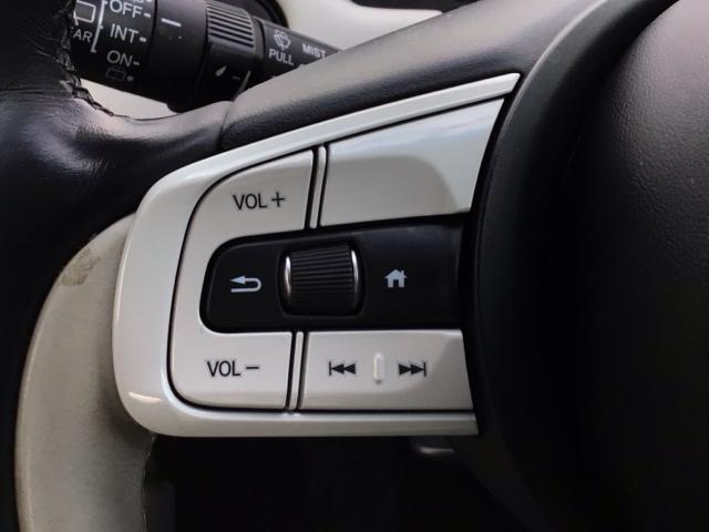 フィット ｅ：ＨＥＶホーム　ＬＥＤ・フルセグ・メモリナビ・バックカメラ・社外ＡＷ・ホンダＣＯＮＮＥＣＴ　前後誤発進抑制機能　クリソナ　助手席エアバッグ　運転席エアバッグ　ＬＥＤライト　ＵＳＢ接続　ＡＢＳ　サイドエアバッグ　ＶＳＡ（11枚目）